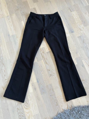 Svarta lågmidjade kostymbyxor - Snygga svarta lågmidjade kostymbyxor med raka ben och klassisk passform. 🖤