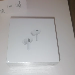 Apple AirPods Pro 2 -   AirPods Pro (2nd Gen) – Helt nya & oöppnade  Säljer ett par AirPods Pro 2 som är helt nya och fortfarande i plasten. Fick dem i present men har redan ett par   AirPods Pro (2:a generationen) med MagSafe laddningsetui (USB-C) – 2000 kr  Säljer ett par helt nya och oöppnade AirPods Pro (2nd generation) med MagSa