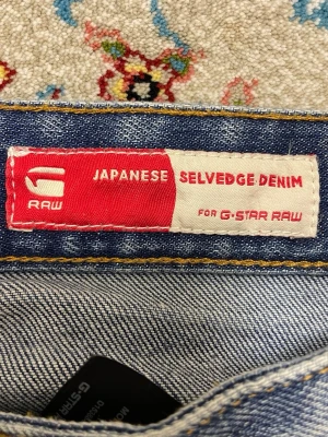 Jeans - Schyssta G star jeans i Japanese selvedge denim  Mått: (cm) Midja: ca 45 Längd: ca 100 Benöppningen: ca 18