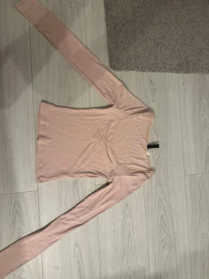 Ljusrosa topp - Jätte fin Ljus rosa uringad topp, bara kommit till användning 1 gång så i väldigt bra skick. Storlek XXS