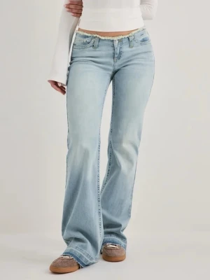 Nelly jeans - Lågmidjade ljusblå bootcut jeans från Nelly i storlek 34. Utmärkt skick! Nypris 600kr. Om du vill köpa flera varor så kan vi diskutera ett bra paketpris💗 Finns just nu fri frakt!!