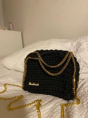 Väska  - Egenvirkad Stella McCartney liknande väska, i svart färg med guldkedja 💗 tar ej emot returer