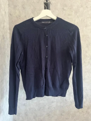 Mörkblå kofta från M&S - En klassisk mörkblå kofta från Marks & Spencer med rund halsringning och knäppning framtill. Långärmad och i mjukt, tunt material. På bilderna är den ganska skrynklig, men jag stryker alltid kläderna innan köp💞