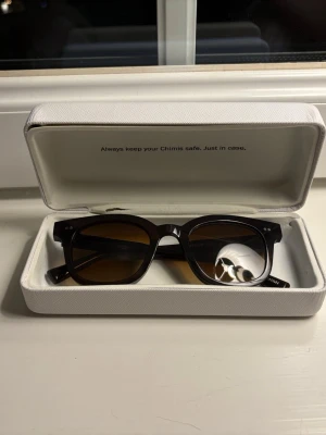 Chimi 02 Brown - Säljer mina chimis. Nypris:1400kr. Dom är i bra skick men den ena skalmen fälls ut av sig själv, därav priset. 💕💕