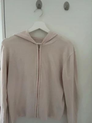 Ljusrosa hoodie med dragkedja Gina Tricot - Säljer en ljusrosa hoodie från Gina Tricot i storlek 170. 