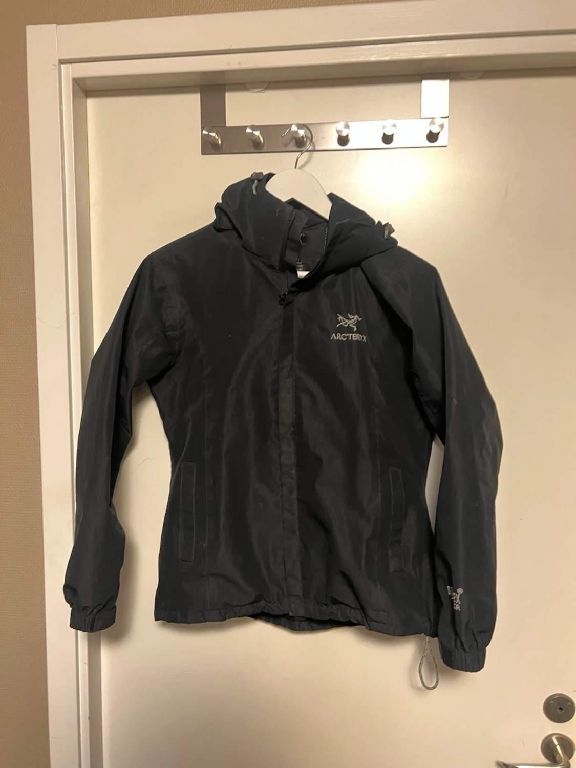 Svart regnjacka från Arc'teryx