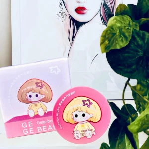 Cushion Blush från Gege Bear! - Cushion blush #302 från Gege Bear i supersöt förpackning med liten makeup sponge. 3,5 g. Oanvänd.