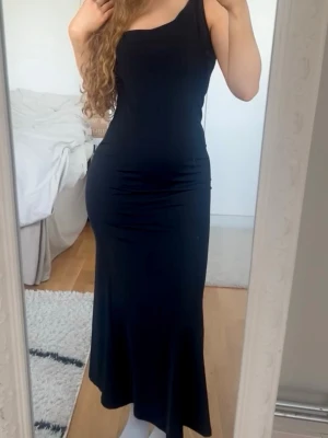 Klänning - Fin svart klänning från H&M i storlek XS, passar även storlek S. Fint skick utöver några missfärgningar, svåra att ta bild på, är mer som ”fettfläckar” från bodylotion etc 🖤  