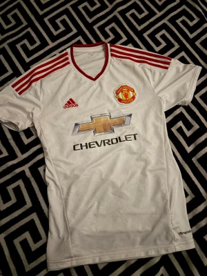 Man United Bortaställ - Bortatröjan från 2015/2016, knappt använd, nypris: 699kr, pris kan diskuteras