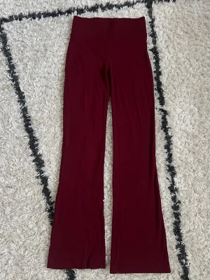Leggings - Säljer ett par vinröda leggings från Alcott med ribbad linning. Modellen har utsvängda ben och är gjorda i ett mjukt, stretchigt material som sitter skönt på kroppen. Storlek S, kanske något mindre i storleken. Uppfattar dom som mid waist. Aldrig använda, endast tvättade ❤️  