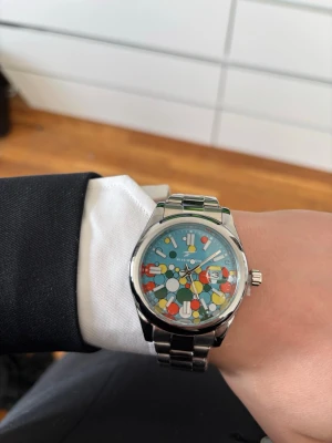 Rolex oyster perpetual liknande  - Jag säljer en Rolex oyster perpetual liknande. Den är helt ny och kommer med en box.