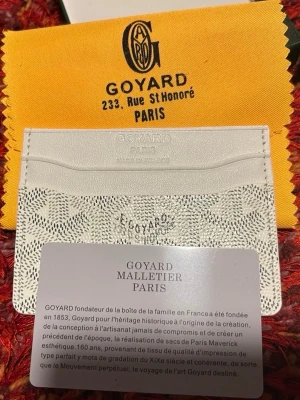 GYärd white wallet - Snyggt vitt kortfodral med klassiskt mönster och präglad logotyp. Tillverkad i exklusivt läder och har flera fack för kort. Kommer med original ask och gul putsduk. Perfekt accessoar för dig som gillar lyxiga detaljer.