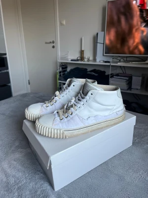 Maison margiela evolution  - Maison margiella evolution sneakers i storlek 44. Mycket bra skick! Box ingår! Väldigt sällsynta! Köpta på Saks fifth avenue i New York 
