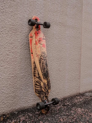 Longboard Riviera Street Slayer - Nypris Bräda 4000kr + Truckar 900kr  Riviera Street Slayer är nästan en myt idag bland longboard-världen. Oerhört svår att få tag på, men ack så snygg med en samurai på undersidan!  Utrustad med välpresterande Paris-truckar. De är välskötta men har fått estetiskt slitage på undersidan enligt bild.  Säljes i befintligt skick då den inte kommer till användning längre.  Hämtas i Göteborg.