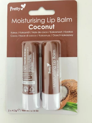Pretty Coconut Läppbalsam 2-pack - Fuktgivande läppbalsam med kokosdoft från Pretty. Förpackningen innehåller två bruna stift med vita lock. Perfekt för att hålla läpparna mjuka och återfuktade. Smidig att ha med i väskan och enkel att applicera tack vare stiftformen.