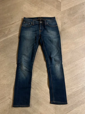 Blå jeans från Nudie Jeans i storlek W27 L32 - Oanvända Nudie jeans i storlek W27 L32 och modell Tight long John