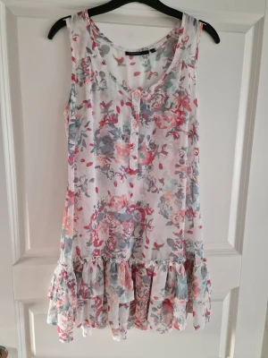 Blommig söt genomskinlig klänning/tunika - Supersöt att ha med underklänning. Står s 36/38 på etikett