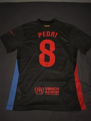 FC Barcelona matchtröja Pedri spelarversion storlek L - Säljer en FC Barcelona matchtröja Pedri nummer 8. Passar bra nu till sommaren 