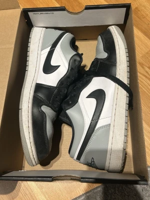 Nike Air Jordan 1 Low svart/grå/vit - Säljer ett par Nike Air Jordan 1 Low sneakers. Priset diskuterbart 