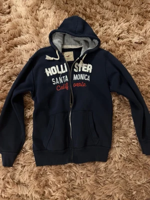 Hollister hoodie sjukt sällsynt! - Hollister zip hoodie | sjukt sällsynt | skick 8.5/10 | stl xl~ passar L | pris 549kr | vid intresse är det bara att skriva!