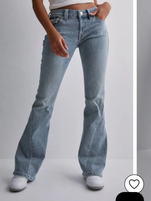 Joey low rise flare  - använd 1 gång, storlek 25, köpt på nk, true religion 