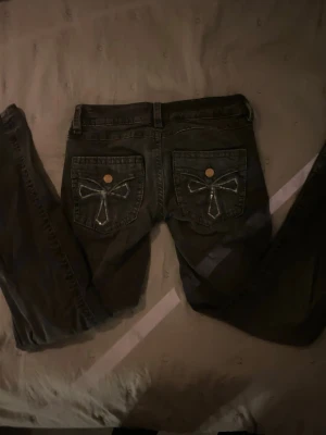 Svarta jeans med mönstrade fickor från GinaTricot💞💞 - Säljer ett par snygga gråa jeans från Gina Tricot i storlek 164, jeansen är i bra stick och jag säljer dom för att dom inte passar längre.💞💞
