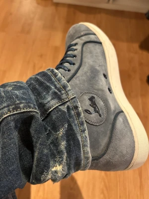 Christian Louboutin skor  - Ljusblåa höga Christian Louboutin skor i väldigt bra skick. Storlek 42 men passar även 43. Tveka inte att kontakta vid minsta lilla fundering. Priset går att diskutera. 