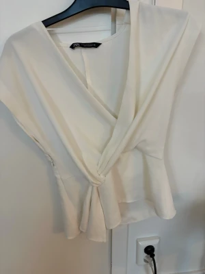 Fin vit topp från Zara 🤍 - Fin vit topp från Zara i storlek xs 