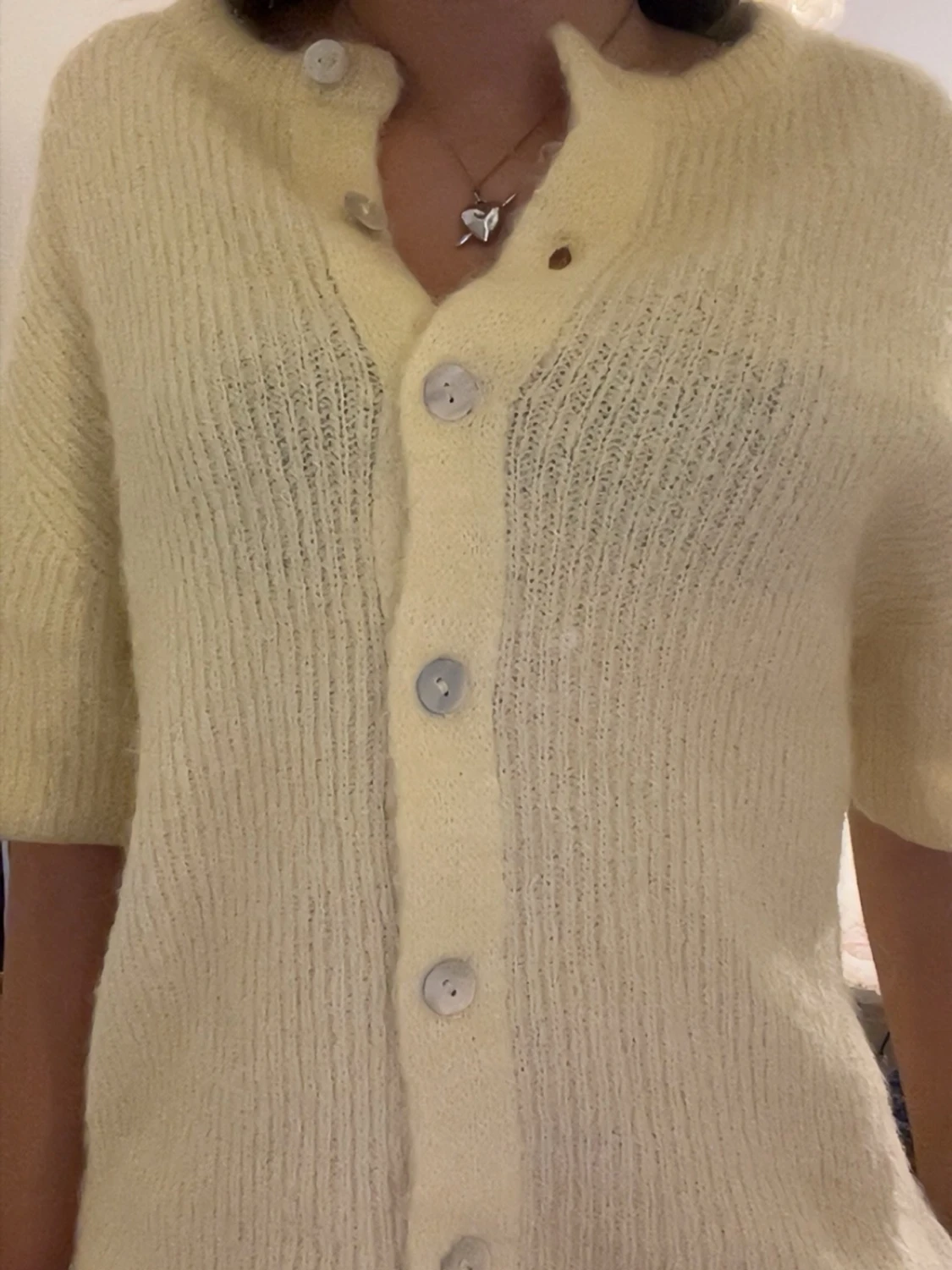 Gul stickad kofta med kort ärm