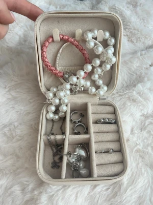 Smycken silver pärlor Edblad - Olika smycken, bla från Edblad, pärlor osv. Inget har rostat o Edblad smyckena rostar ej.