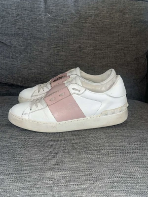 Valentino - Snygga Valentino Garavani Open sneakers I storlek 39,5. De är I mycket bra skick, en liten defekt I insida bakom, se bild. Hör av dig vid frågor😊