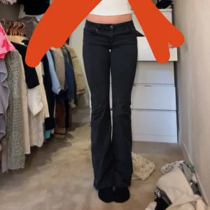 Svarta bootcut jeans från ONLY - Snygga svarta bootcut jeans från ONLY med klassisk femficksdesign och normal midja. Jeansen har en figurnära passform upptill och utsvängda ben nertill. Perfekta för dig som gillar en tidlös och trendig look.