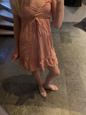 Ljusrosa klänning  - Söt ljusrosa klänning från SHEIN med knyt i midjan. 