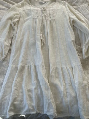 Strandklänning - Jättefin Strandklänning från only i st S, lite oversize i modellen med fina detaljer✨ någon liten fläck på sista bilden men syns knappt🙏🏻