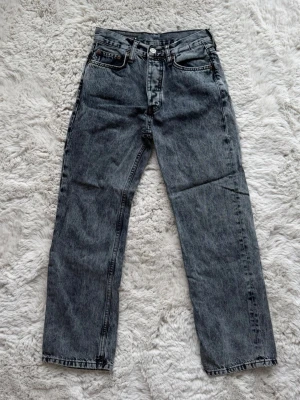 Zara straight leg jeans - Snygg svart-grå färg med knappar framtill. Sitter så snyggt och gör benen superraka ⭐️något korta