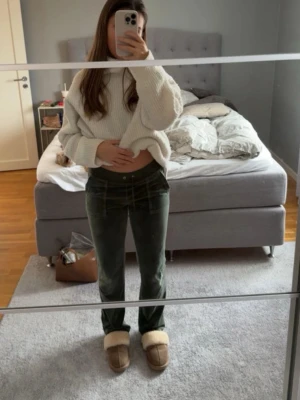 Juicy byxor  - Säljer ett par juicy byxor som jag aldrig använder längre, de har en liten defekt på den ena fickan som syns på bilden🫶🏼köpta på NK