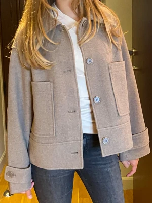 Beige kappa - Beige kappa från Kappahl, väldigt fin, pris kan diskuteras