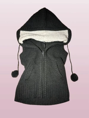 mörkgrå stickad väst med luva - jättesnygg mörkgrå stickad väst med luva och fickor - lite nopprig - ansvarar ej för postens slarv - kontakta vid fler frågor <3