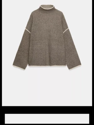 zara stickad tröja - Oversized stickad tröja med hög hals och vida ärmar. Tröjan har vita kontrastdetaljer vid hals, ärmslut och överarmar. Perfekt för lager på lager och en avslappnad look. Materialet ser ut att vara mjukt och bekvämt, troligen ull- eller ullmix. kom gärna med frågor💓