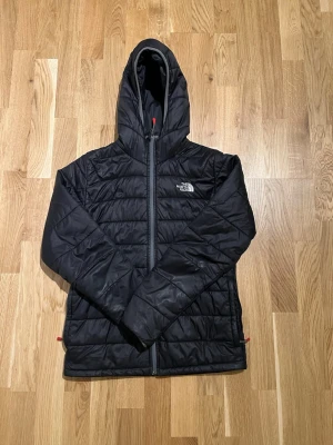 The North Face Jacka - Svart Dunnjacka från märket The North Face till salu. Jackan har en liten skada på höger armen som är väldigt dold och syns knappt, annars är allt i bra skick. Hör av er vid intresse/frågor. PRIS KAN DISKUTERAS!
