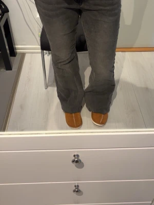 Flared Jeans – Low/Mid Waist - Stylish grey jeans with a flattering bootcut / flared fit that creates a feminine and modern silhouette. The washed grey colour gives a cool, slightly edgy and vintage vibe. Perfect for everyday outfits, casual wear, or a trendy Y2K / 90s inspired look.  Easy to style with sneakers, boots, or heels. Comfortable and versatile, suitable for all seasons. In good used condition with natural fading that adds character. 