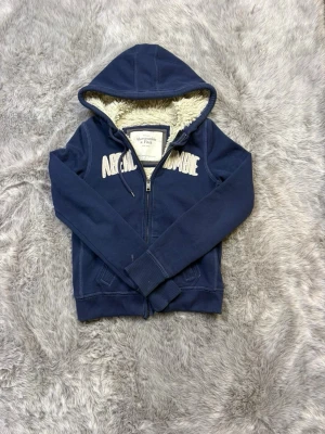 Abercombrie&Fitch Hoodie - Säljer denna sällsynta och mycket eftertraktade Abercrombie & Fitch hoodie | Storlek S | Mycket bra skick, finns en liten fläck men syns knappt när Hoodien används, går säkert bort i tvätten också | Vid eventuella frågor hör gärna av dig och erbjuder bra pris vid köp av bundle 😁✅