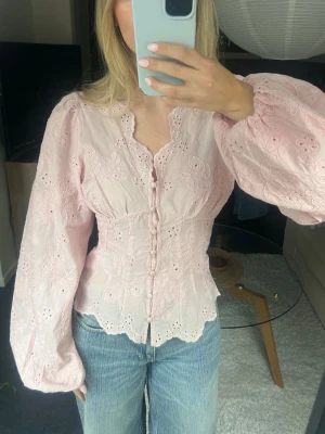 Rosa blus - Säljer denna populära blus från Gina Tricot som är slutsåld 💕 Helt oanvänd med prislappen kvar