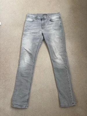 Nudie Jeans  - Hej! Säljer nu dessa väldigt snygga och eftertraktade Nudie Jeans i modellen Lean Dean! Väldigt eftertraktad colorway med sköna fades. Jeansen är perfekt nu till våren. Storlek W33 Skick: 9.5/10 Säljs för: 699 kr