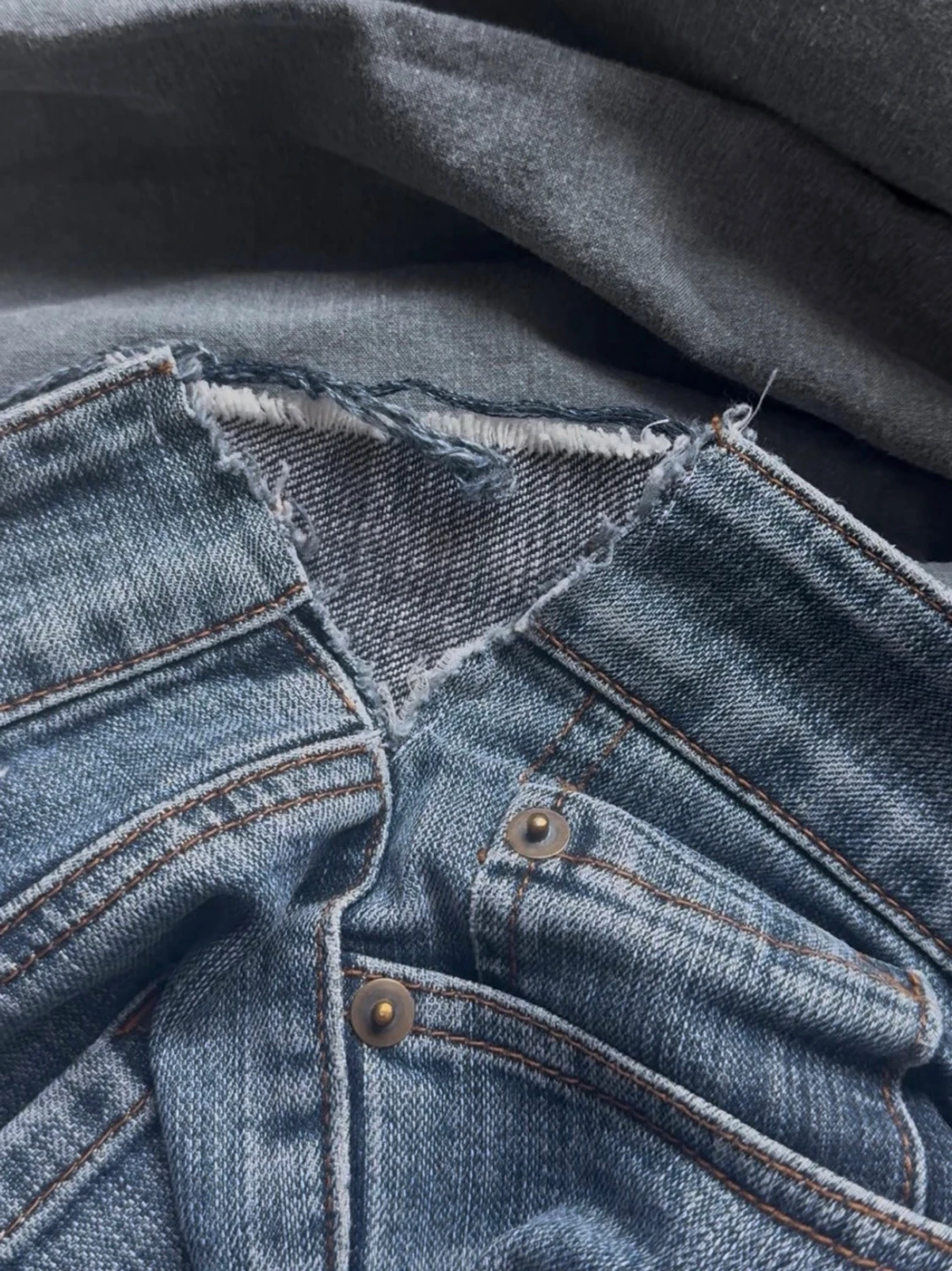 Blå bootcut jeans med broderad ficka - 5
