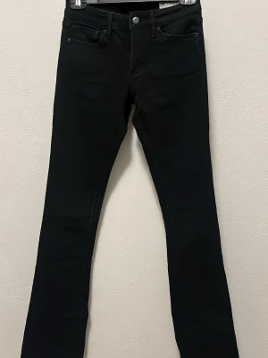 Svarta slim fit jeans från Diesel - Svarta slim fit jeans från Crocker med klassisk femficksdesign och diskreta sömmar. Jeansen har en smal passform och är tillverkade i stretchigt material för extra komfort. Perfekta för en stilren och modern look.