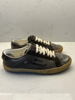 Saint laurent Sl/06  - Sjukt feta saints i storlek 42, sitter som 42,5-43. Om du har några frågor för du gärna höra av dig! Pris är ej diskuterbart men skambud ignoreras!