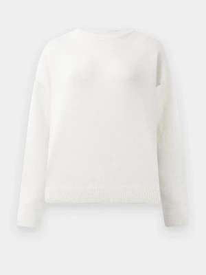 Vit stickad tröja i oversize-modell - Säljer en enkel och stilren vit stickad tröja ifrån vila! Fint skick men den har blivit lite nopprig men det är väldigt lite! 