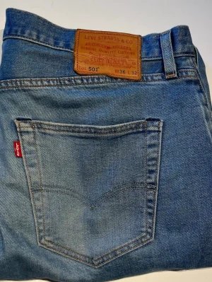 Levis 501 straight storlek w36L32 - Levis 501 köpta ungefär 2020 inte använda nu på 3 år då jag inte använder straight modell längre riktigt fina och bra skicka slittåliga me Måtten på dessa jeansen är 107cm längd 49cm midja 21cm benöppning 