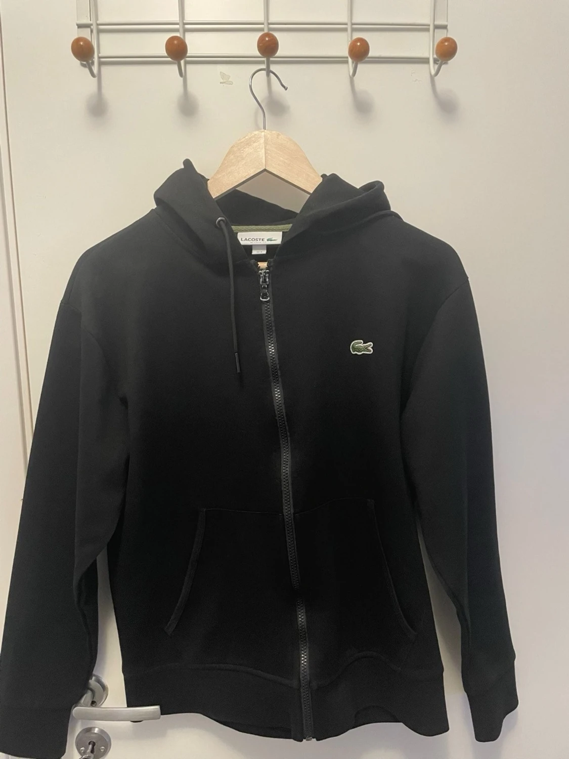 Svart hoodie med dragkedja från Lacoste